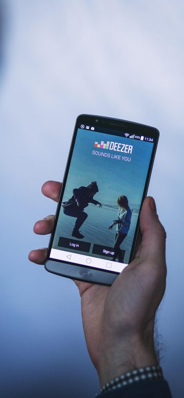 手机竖屏展示 c站 App 离线缓存管理界面，每一条缓存右侧标着体积数字与清理按钮